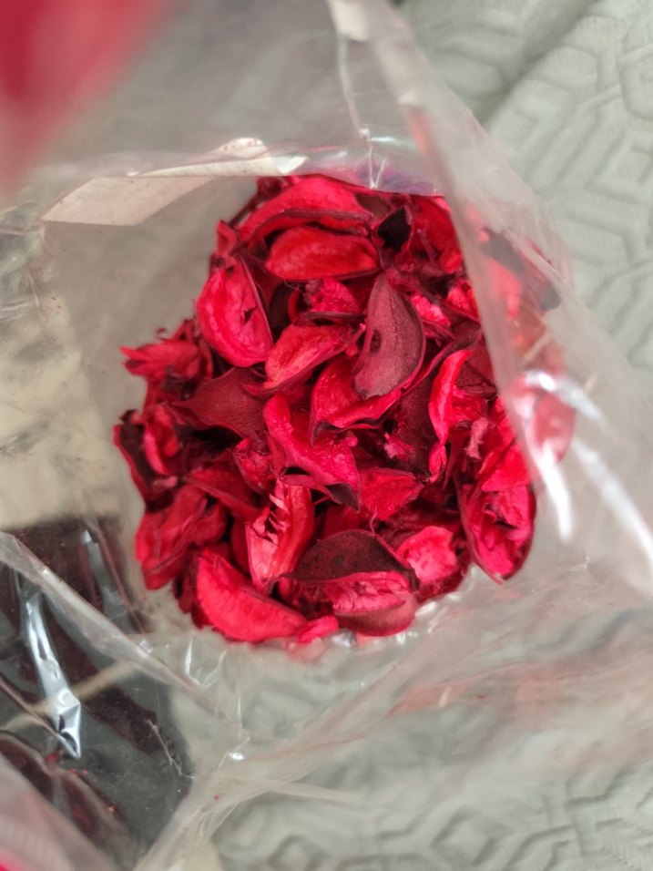 Kırmızı gül yaprakları - Görsel 3