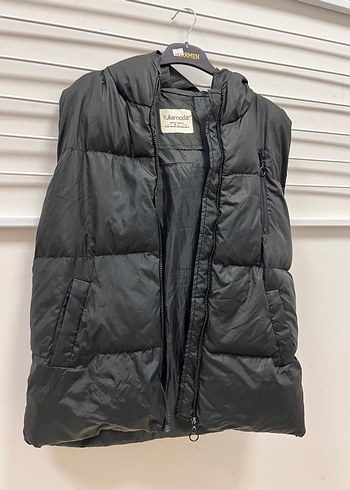 Siyah Kapüşonlu Fermuarlı Kadın Şişme Yelek - Görsel 3