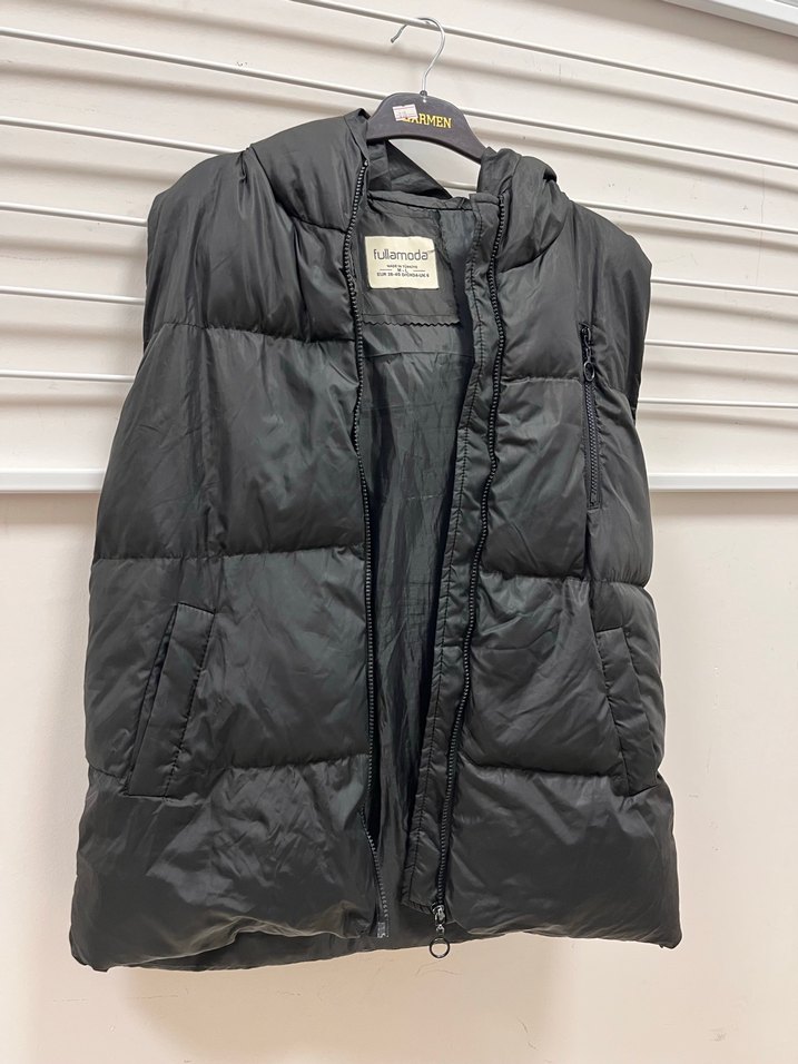 Siyah Kapüşonlu Fermuarlı Kadın Şişme Yelek - Görsel 3