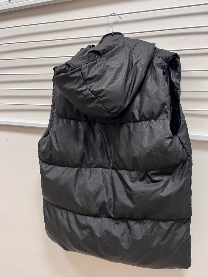 Siyah Kapüşonlu Fermuarlı Kadın Şişme Yelek - Görsel 4