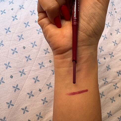 Rimmel Asansörlü Dudak Kalemi 105