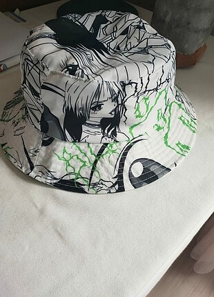 Bershka Genç Tasarımcıya ait şapka 