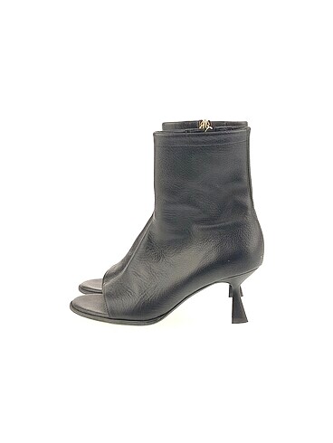 Zara Bot %70 İndirimli.