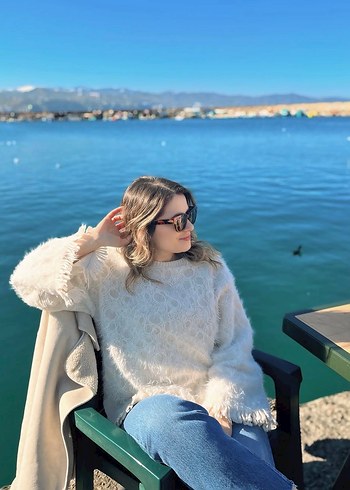 Peluş Detaylı Beyaz Boğazlı Kadın Kazak - Görsel 2