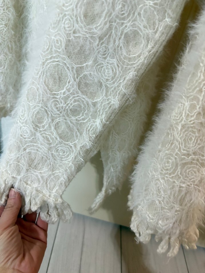 Peluş Detaylı Beyaz Boğazlı Kadın Kazak - Görsel 5