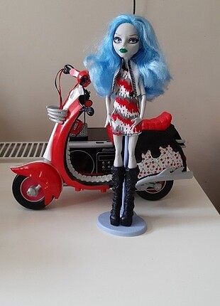 Monster High Ghoulia Yelps and Scooter 