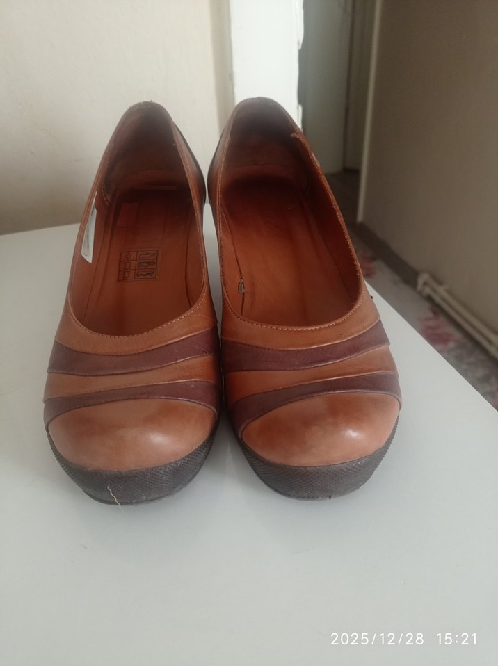 Bej Deri Dolgu Topuklu Kadın Klasik Ayakkabı - Görsel 3