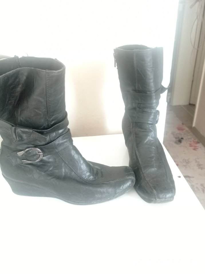 Tokalı Siyah Deri Kadın Dolgu Topuk Bot - Görsel 2