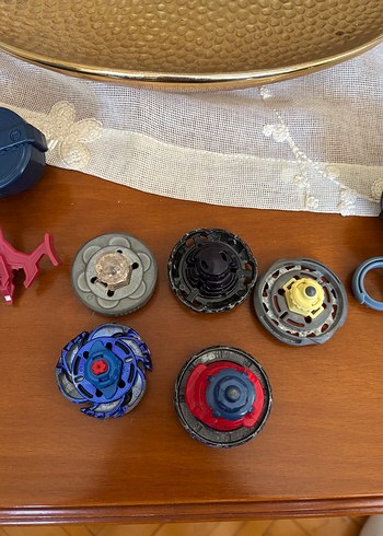  5 adet orijinal beyblade ve özel atıcı
