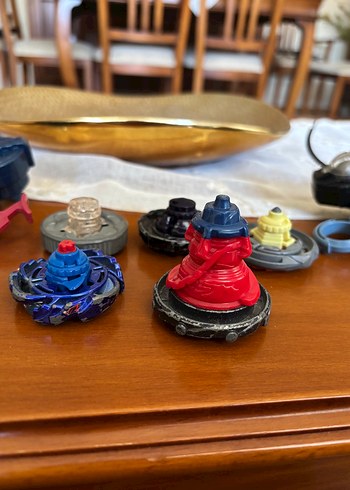  Beden 5 adet orijinal beyblade ve özel atıcı