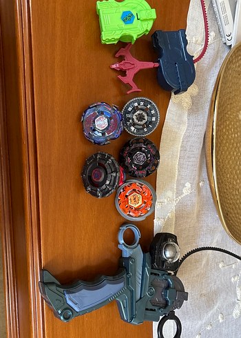 5 adet orijinal beyblade ve özel atıcı