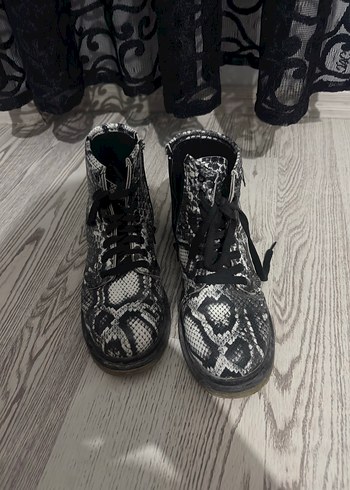 Yılan Desenli Gri Bot - Görsel 2