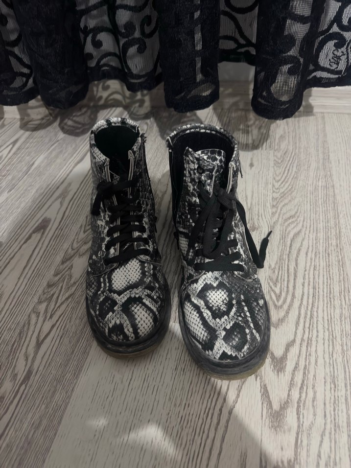 Yılan Desenli Gri Bot - Görsel 2