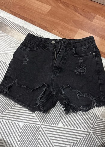 Siyah Yırtık Salaş Mini Denim Şort - Görsel 2