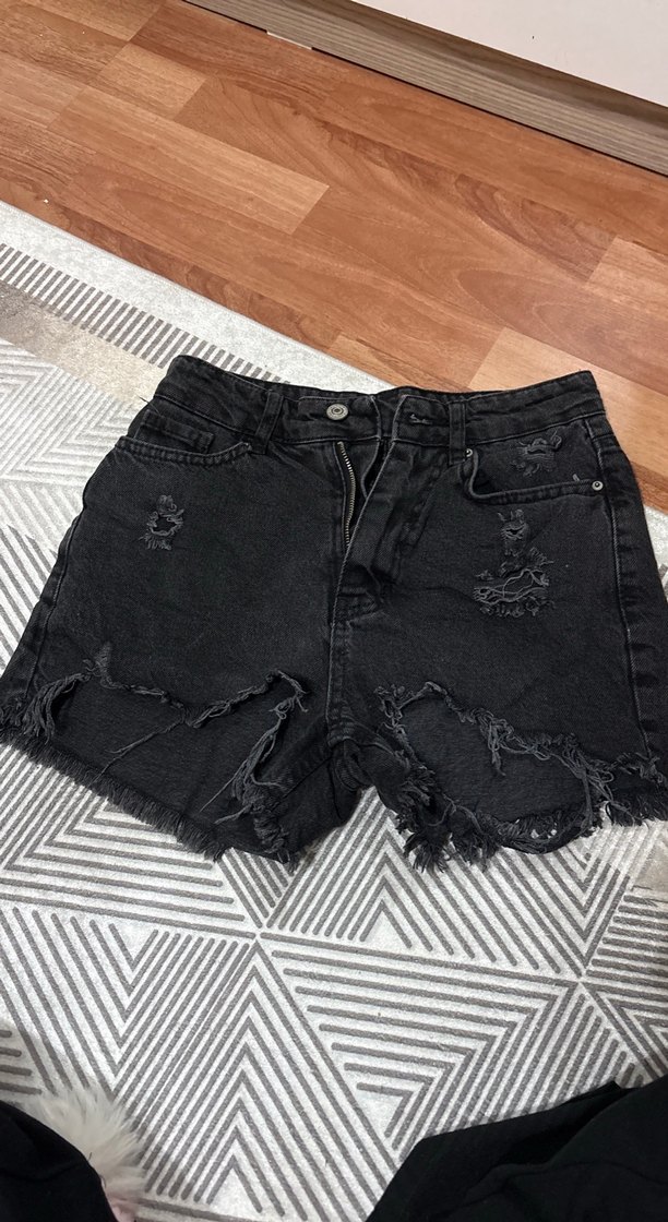 Siyah Yırtık Salaş Mini Denim Şort - Görsel 2