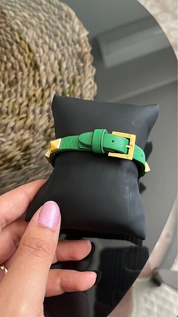  Beden Valentino Yeşil zımba detaylı bileklik