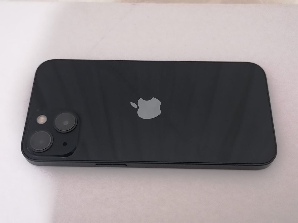 Siyah iPhone 13 - Görsel 2