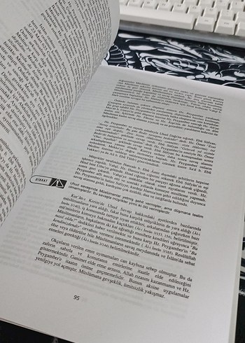 Açık Kitap Sayfası Yazılı Roman