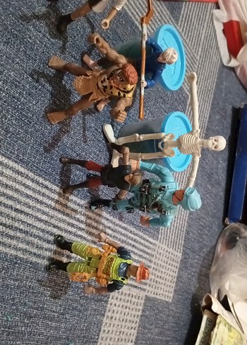 Çeşitli Renklerde Aksiyon Figürleri