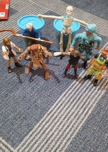 Çeşitli Renklerde Aksiyon Figürleri - Görsel 2