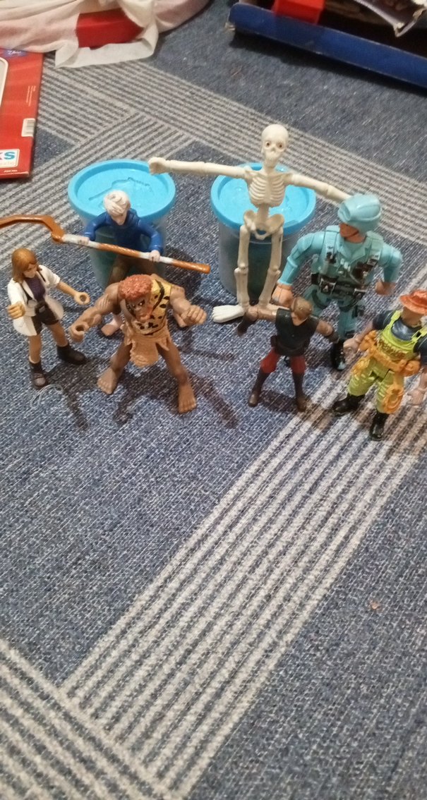 Çeşitli Renklerde Aksiyon Figürleri - Görsel 2