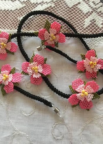 Pembe Çiçekli Boncuklu Kız Kolyesi