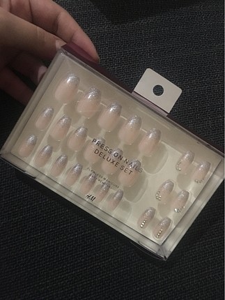 Kendinden yapıskanlı tırnak