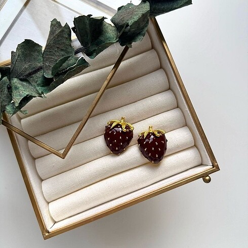 Zara marka gold detaylı çilek küpe