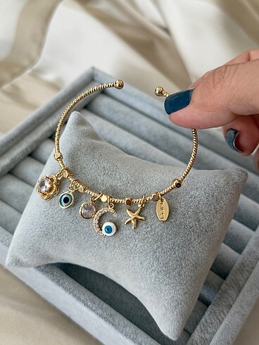 Nazarlıklı vav charmlı gold bileklik
