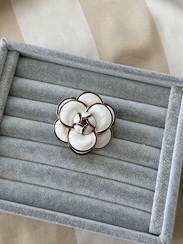 Chanel model beyaz gül vintage broş
