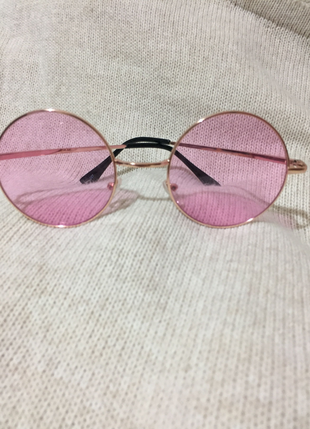 Pembe gözlük