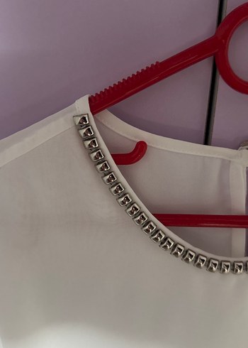 Zincir Detaylı Beyaz Kadın Bluz - Görsel 3