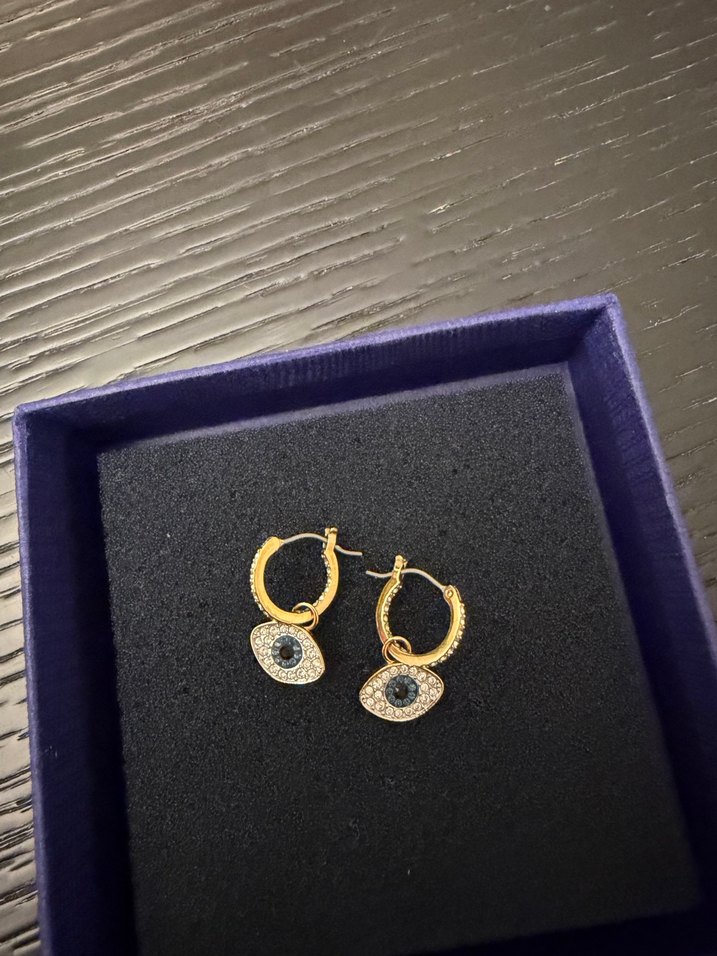 Altın Renkli Mini İşlemeli Küpe - Görsel 2