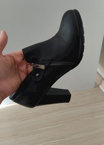 Kadın Siyah Deri Topuklu Bot - Görsel 2