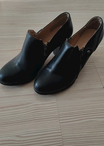 Kadın Siyah Deri Topuklu Bot - Görsel 3