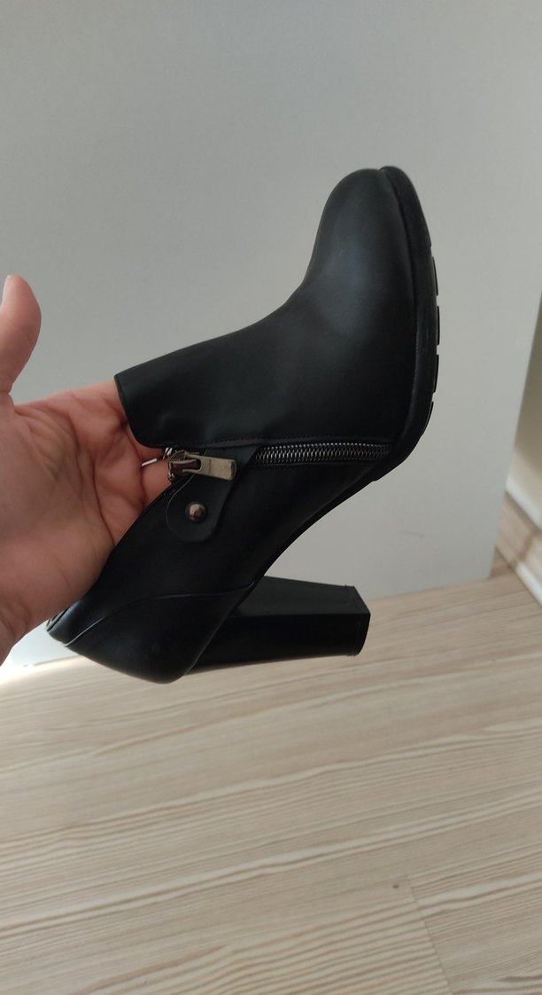 Kadın Siyah Deri Topuklu Bot - Görsel 2