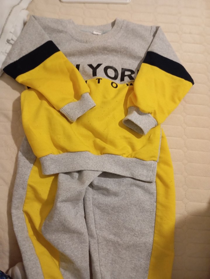 Gri ve Sarı Erkek Çocuk Eşofman Takımı - Görsel 2