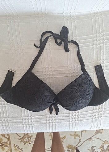 Siyah bikini üstü