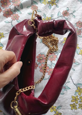 Zincir Detaylı Parlak Bordo Kadın Çanta - Görsel 3