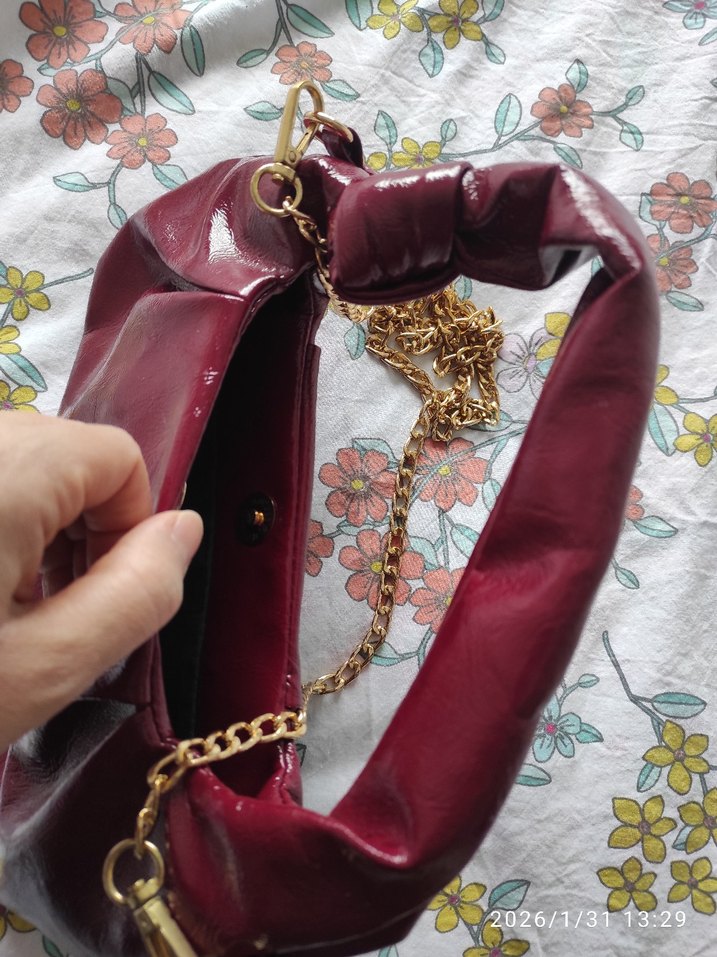 Zincir Detaylı Parlak Bordo Kadın Çanta - Görsel 3