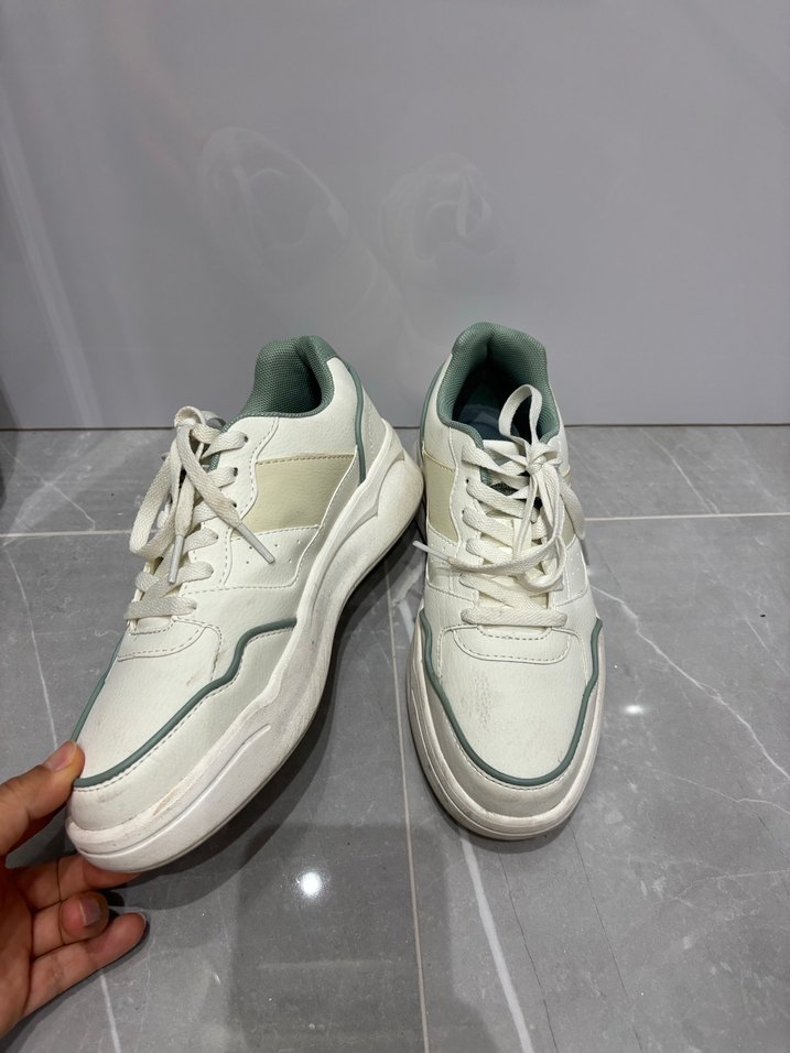 Beyaz Bağcıklı Minimalist Kadın Spor Ayakkabı - Görsel 2