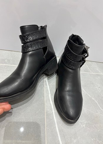 Siyah Deri Tokalı Gotik Kadın Bot - Görsel 2