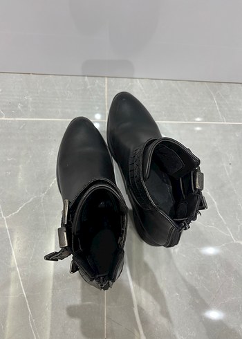 Siyah Deri Tokalı Gotik Kadın Bot - Görsel 6