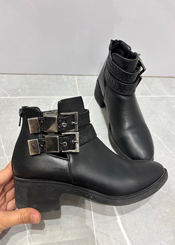 Siyah Deri Tokalı Gotik Kadın Bot - Görsel 3