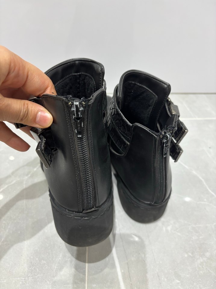 Siyah Deri Tokalı Gotik Kadın Bot - Görsel 5