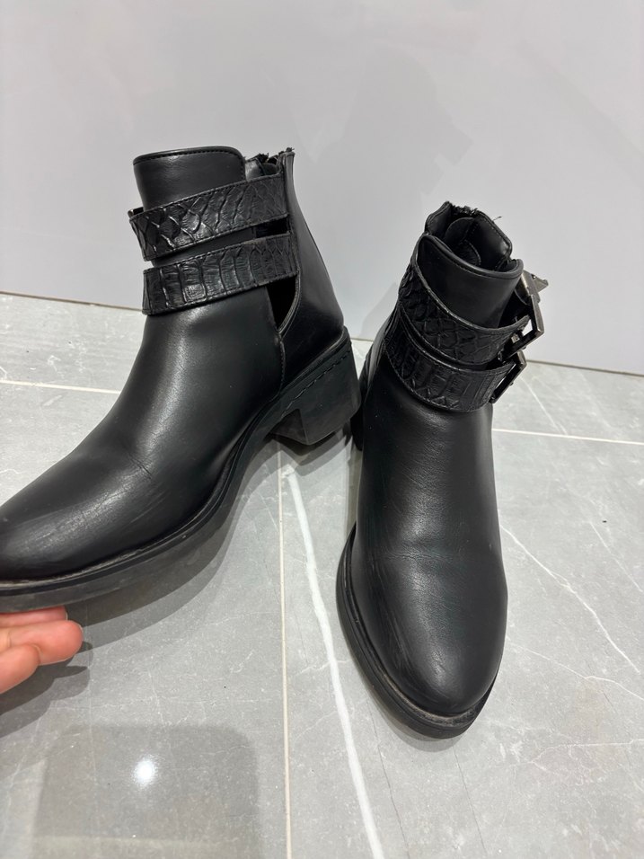 Siyah Deri Tokalı Gotik Kadın Bot - Görsel 2