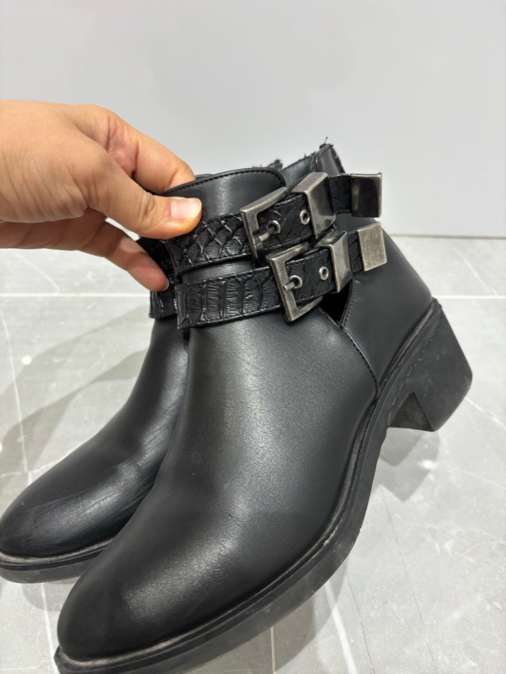 Siyah Deri Tokalı Gotik Kadın Bot - Görsel 4