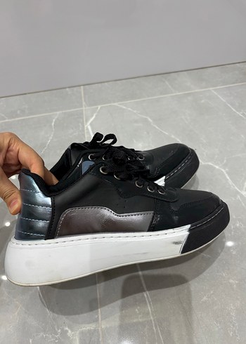 Yılan Desenli Siyah Kadın Spor Ayakkabı - Görsel 4