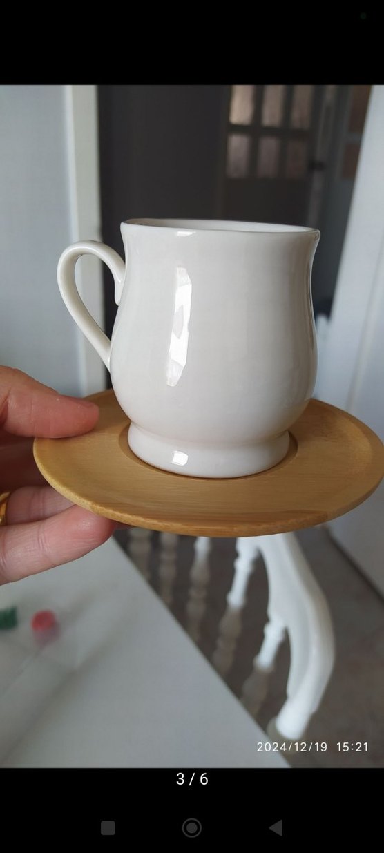 Beyaz Seramik 6'lı Fincan Seti ve Ahşap Tabak - Görsel 2