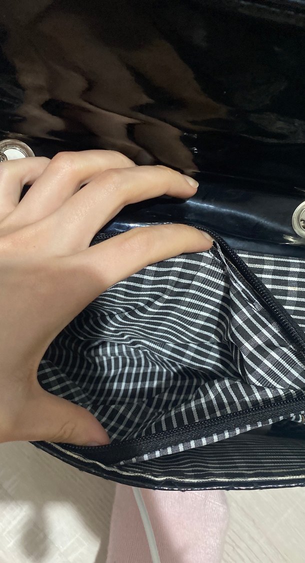 Zincir Detaylı Siyah Deri Yılan Desenli Çanta - Görsel 2